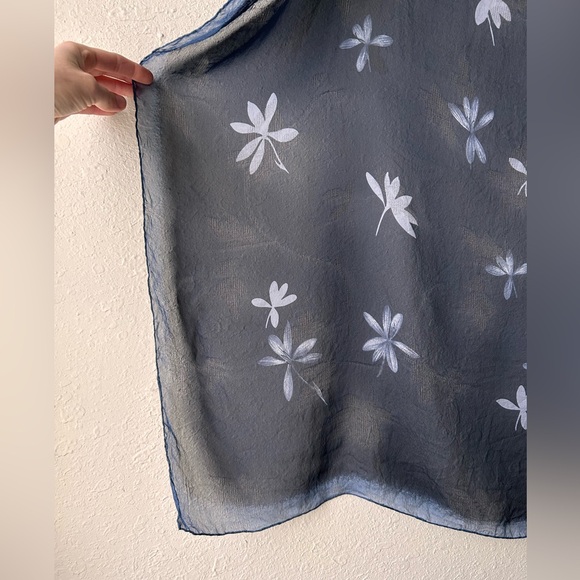 Giorgio ARMANI NAVY FLORAL SILK SCARF - Picture 2 of 5